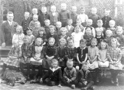 046 0034 Die Klasse des 2 Lehrers der Volksschule Klein Nuhr Fritz Raulien