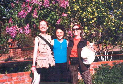 030 1009 Elena in der Mitte mit Mutter und Tochter Bachmann