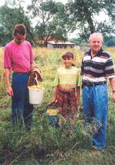 030 1014 Elena s Mann Eduard mit der aelteren Tochter und Erich Rahn Die beiden Eimer Pfifferlinge wurden in einer Stunde gesammelt