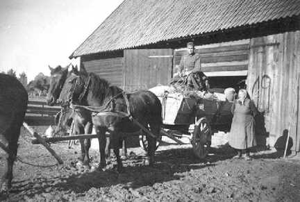 047 0002 Otto und Minna Bagdahn etwa 1943 auf ihrem Hof