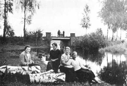 047 0003 Wo die Schmacker in die Auer fliesst Margarete Klein Elfriede Bruweleit Gertrud Klein geb Mohr Eva Sturath