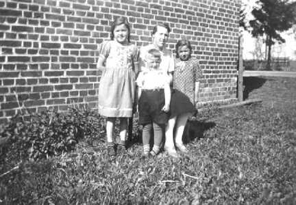 047 0004 Klein Ponnau Pfingsten 1940 Charlotte Kollien mit ihren Kindern Hildegard Edelgard und Heinz