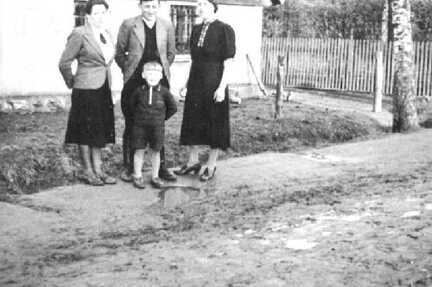 047 0005 Klein Ponnau 1942 vor dem Insthaus Lange Charlotte Kollien mit ihren Geschwistern Franz und Anna Rafalski und ihrem Sohn Heinz