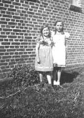047 0006 Klein Ponnau Im Bild Wally Hopp und Hildegard Kollien