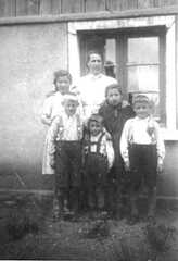 047 0007 Klein Ponnau 1944 Frau Charlotte Kollien mit ihren Kindern Hildegard Edelgard Heinz u Pflegekinder