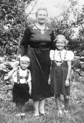 048 0005 Johanna Jurr mit ihren Kindern Gerhard und Edith