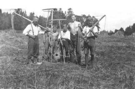 048 0009 Bauer Max Jurr mit seinen Erntehelfern im Jahre 1937