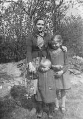 048 0011 Das Pflichtjahrmaedchen bei Jurr mit den Kindern Gerhard und Edith Jurr im Jahre 1939