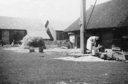 048 0012 Auf dem Bauernhof Jurr im Jahre 1940 An der Hofpumpe Frau Johanna Jurr