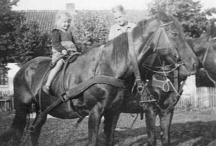 048 0013 Edith Jurr als stolze Reiterin im Jahre 1935