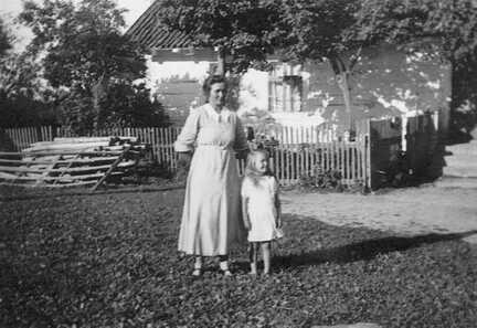 048 0014 Frau Johanna Jurr mit Tochter Edith im Jahre 1936 Im Hintergrund das Wohnhaus der Familie Jurr