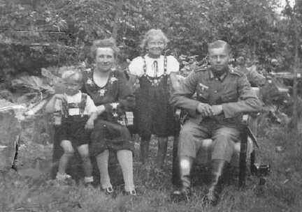 048 0015 Frau Johanna Jurr mit ihren Kindern Walter Edith und Gerhard im Jahre 1941