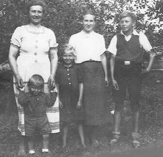 048 0016 Frau Johanna Jurr mit ihren Kindern Konrad Edith Gerhard und dem Pflichtjahrmaedchen im Jahre 1940