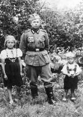 048 0017 Walter Jurr auf Urlaub im Jahre 1941 mit seinen Geschwistern Gerhard und Edith
