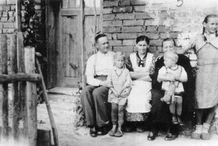 048 0020 Rudolf Janz Gisela Baltrusch Auguste Baltrusch Mutter Janz geb Dering Ruediger Janz und Kaethe Baltrusch im Jahre 1942