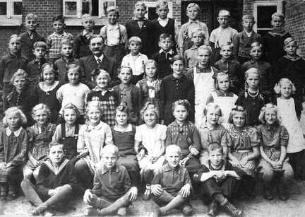 050 0001 Klassenbild der Volksschule Tapiau 1941 42 Die dritte Klasse mit ihrem Lehrer Krueger 10 Kinder sind aus dem Dorf Koddien