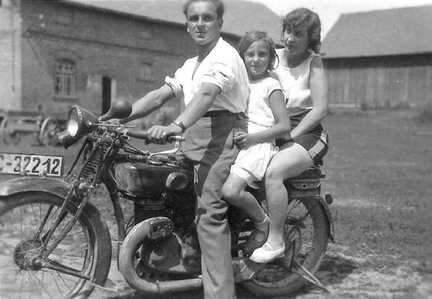 050 0009 Richard Charlotte und Elsa Gudde auf dem Motorad des Bruders Kurt