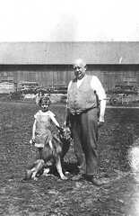 050 0011 Charlotte Gudde mit dem Wolfshund Prinz und einem Berliner Feriengast vor der neuerbauten Scheune