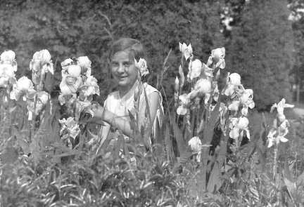 050 0014 Charlotte Gudde im Lilienbeet