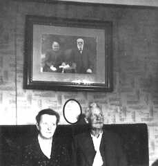 050 0015 Helene und Richaed Gudde im Sommer 1944 im Wohnzimmer unter dem Bild der Grosseltern