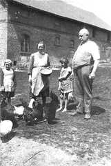 050 0018 Das Haus und Kuechenmaedchen der Familie Gudde fuettert die Huehner Neben dem Berliner Feriengast Charlotte Gudde