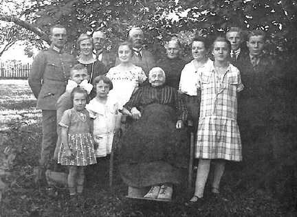 050 0019 Grossmutter Gudde 20 Jahre an den Rollstuhl gefesselt mit der ganzen Familie im Garten in Koddien