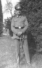 050 0022 Aktiver Soldat Kurt Gudde aus Koddien am Anfang seiner Ausbildung bei der Reichswehr im Garten seines Elternhauses