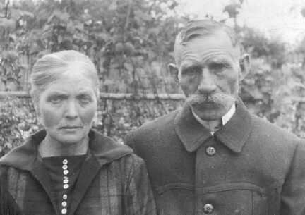 050 0025 Das Ehepaar August und Rosa Dank geb Schwa gerick in Koddien um 1930 Tochter Helene verheiratete Tobien