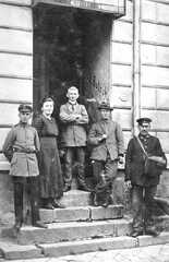 050 0026 Richard Gudde aus Koddien als Soldat im 1 Welt krieg Links im Bild vor dem Gasthof Butsch in Tapiau