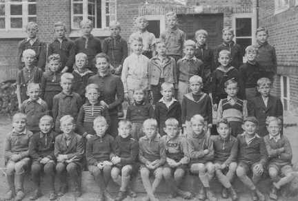 050 0028 Klassenbild der Tapiauer Schule aus dem Jahre 1942 mit Lehrerin Frl Holzke Links oberste Reihe Werner Lakaw aus Koddien