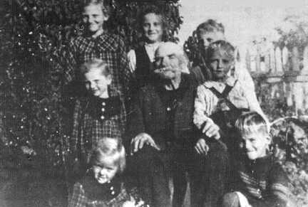 050 0029 Opa Karl Lakaw mit seinen Enkelkindern im Jahre 1943