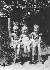 050 0030 Im Jahre 1941 die Geschwister Lakaw von links Helga Gerda und Hildegard