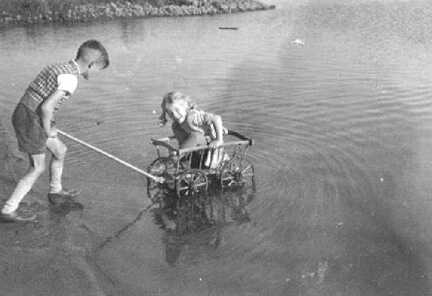 050 0033 Erhard und Jutta John am Pregel im Jahre 1939