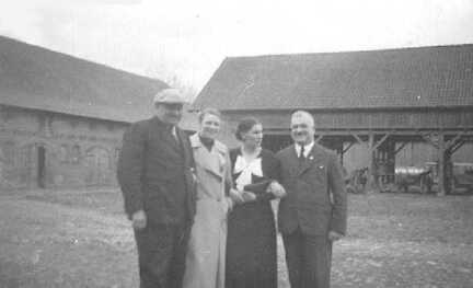 050 0038 Auf dem Hof der Familie John