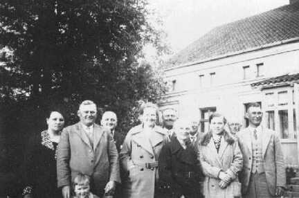 050 0039 Herr und Frau John mit Freunden neben ihrem Wohnhaus