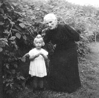 050 0042 Oma John mit Inge am Tage der Taufe von Werner im Sommer 1942