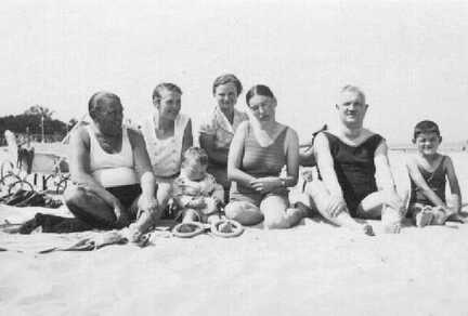 050 0043 Frau John im Kreise von Freunden Tante Erna und Onkel Fritz am Ostseestrand in Cranz