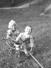 050 0044 Die Kinder John im Sommer 1937