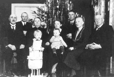 050 0046 Weihnachten 1935 bei der Familie John mit den Grosseltern John und Schwarz hinten links Kurt Schwarz mit Kindern Jutta und Harald