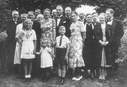 050 0048 Die ganze Verwandtschaft der Familie John bei der Taufe von Werner am 09 08 1942 im Garten