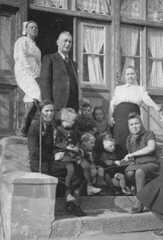 050 0057 Familie John und die Hausangestellten im Herbst 1944