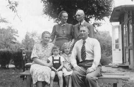050 0058 Auf der Bank Irma und Harry John mit ihren Kindern Jutta und Harald stehend Kurt Schwarz mit Ehefrau Margot aus Iserlohn