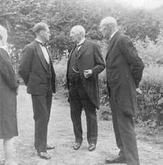 050 0059 Von links Kurt Erdmann Opa John und Opa Schwarz am 09 08 1942 bei Werners Taufe