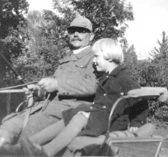 053 0021 Fahrt in die Felder Auf dem Wagen Johann Ewert mit Sohn Friedrich