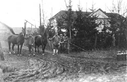 054 0014 Kortmedien 1935 Das Bauernhaus Grunewald Vorne links der junge Herrn Grunewald