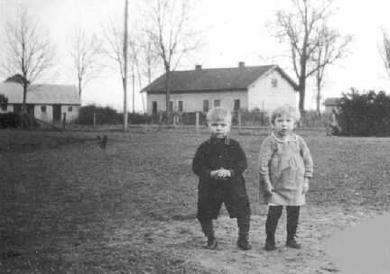 054 0015 Kortmedien 1938 Das Insthaus von Bauer Grunewald Geschwister Siegfried und Eva Klein die 1936 in dem Haus geboren wurden