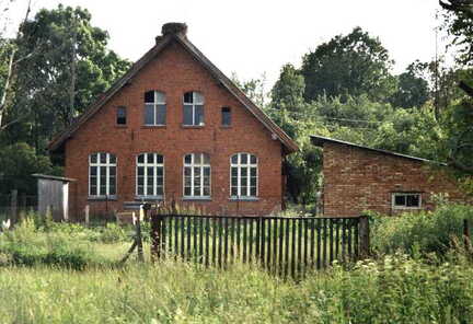 054 1024 Kortmedien im Sommer 2004 Haus 115 die Schule in Kortmedien