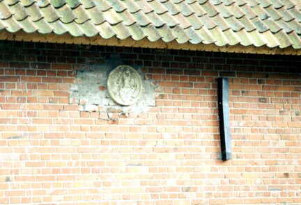 054 1025 Kortmedien im Sommer 2004 Haus 115 Kunst am Schulgebaeude