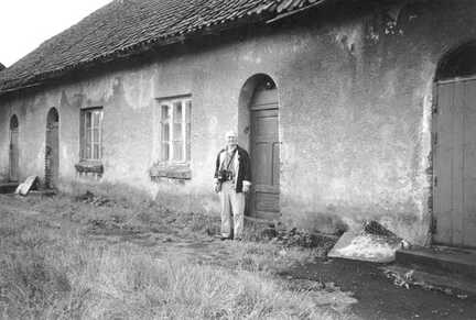 056 1002 Bruno Spauschus steht nachdenklich vor dem grauen Haus
