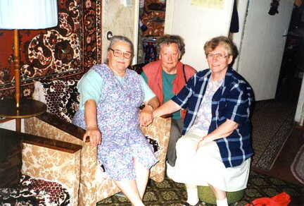 056 1007 Links im Bild Edith Gutzeit aus Kuglack die heute im Jahre 1997 in Palmnicken lebt hat Besuch aus Deutschland